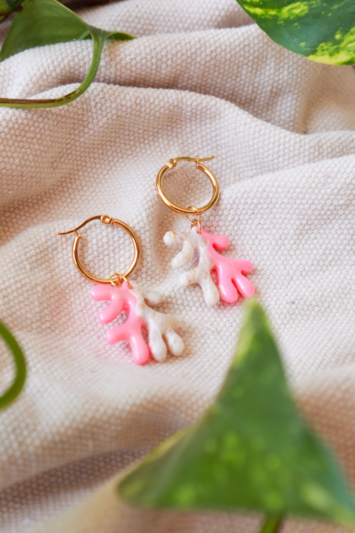 Ružičasti i bijeli koralji - naušnice od polimerne gline