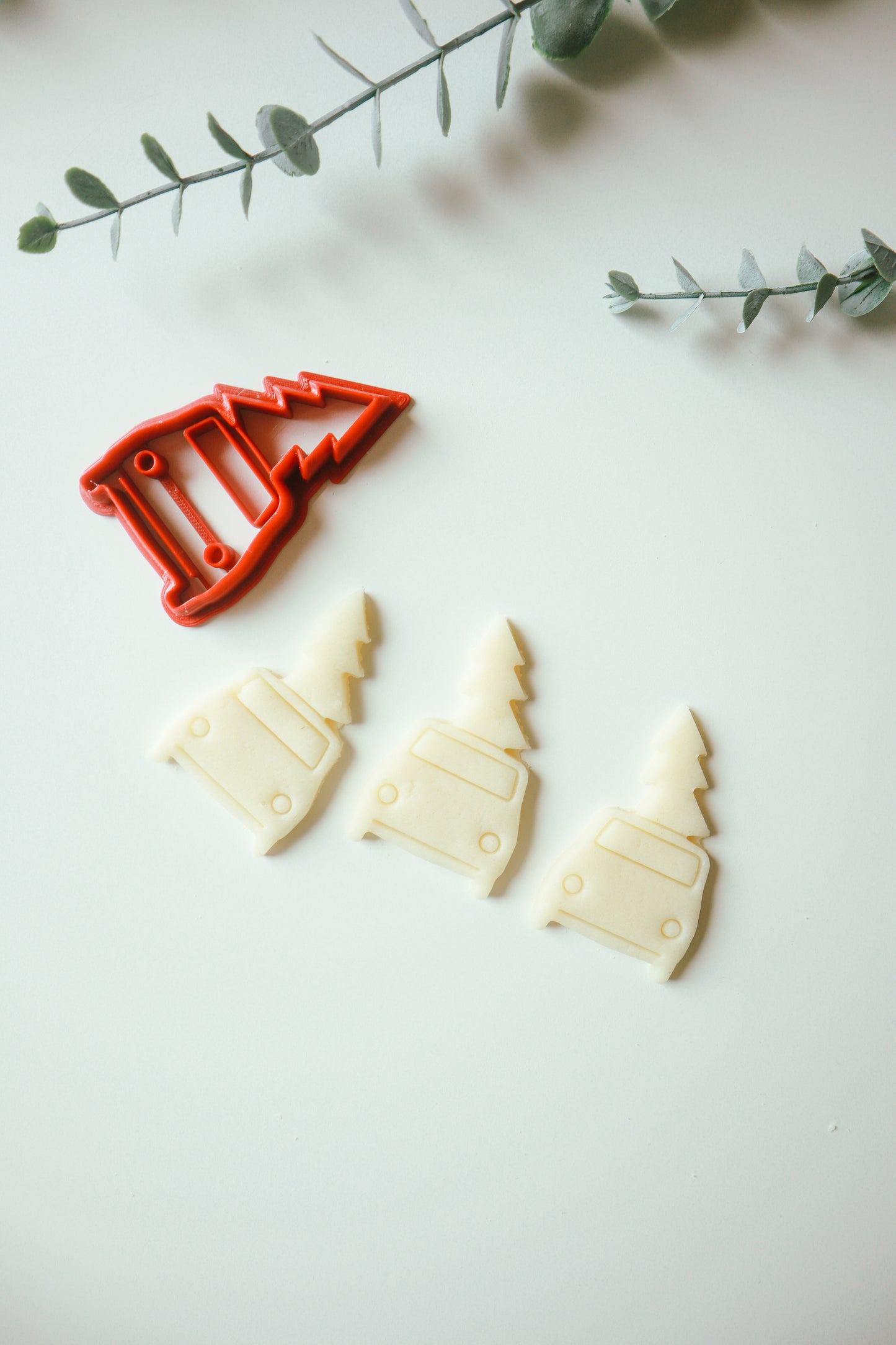 Auto s božićnim drvcem - modlica za kolače