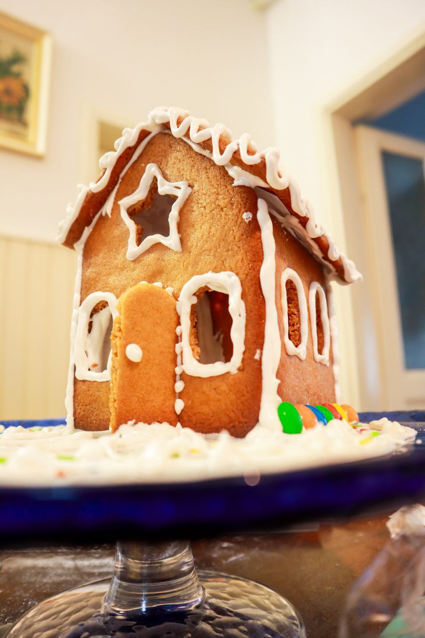 Kako lagano izraditi savršenu Gingerbread Kućicu + RECEPT ZA ŠEĆERNU GLAZURU bez jaja!