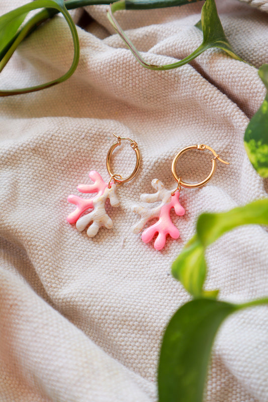 Ružičasti i bijeli koralji - naušnice od polimerne gline