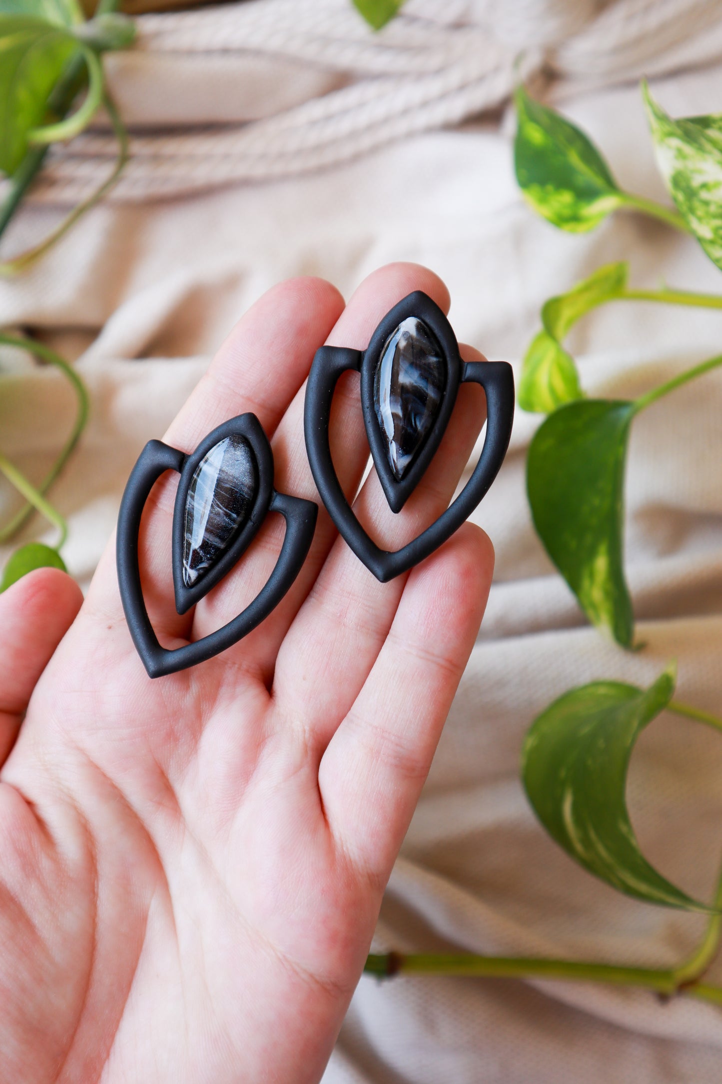 Crne elegantne naušnice