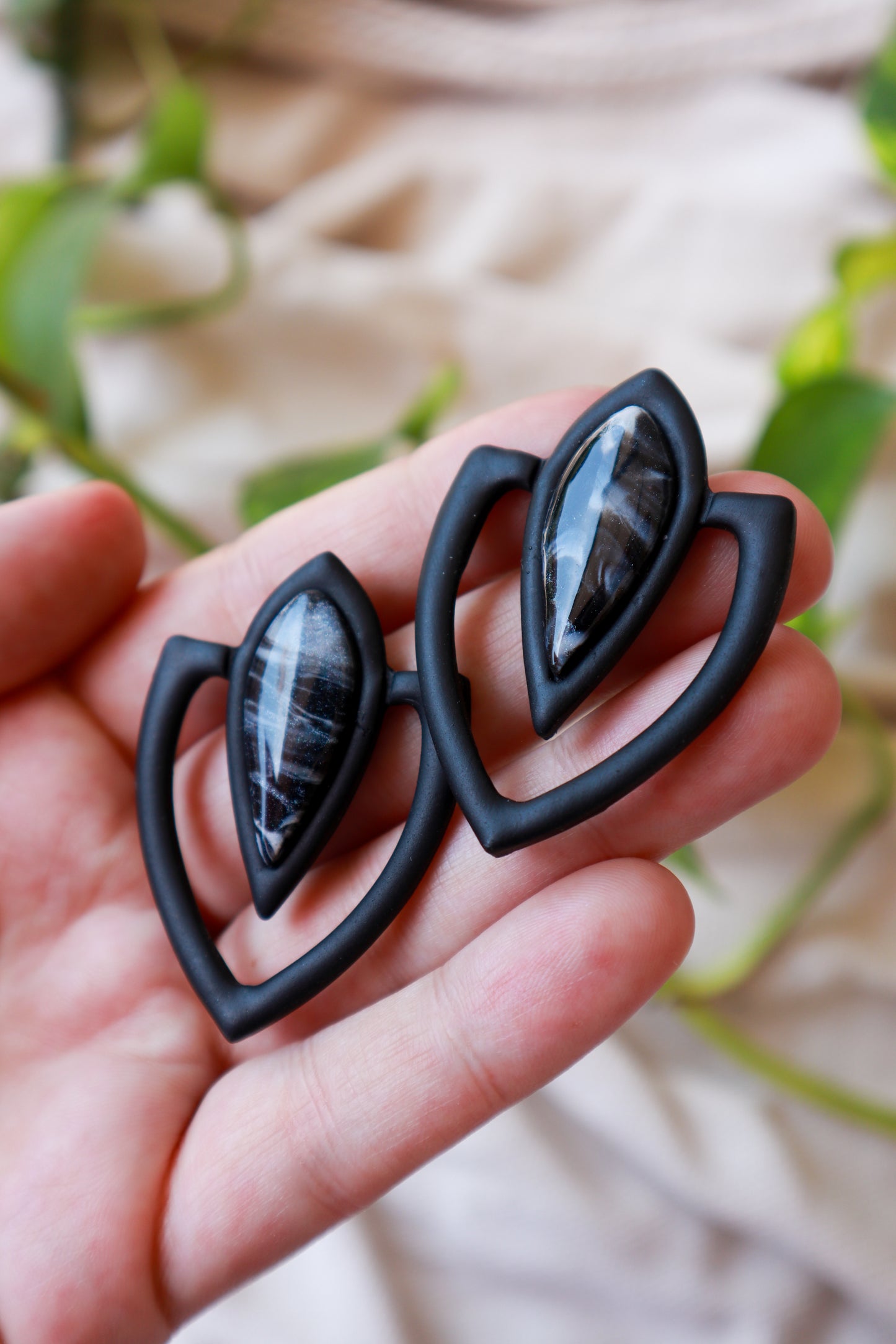 Crne elegantne naušnice