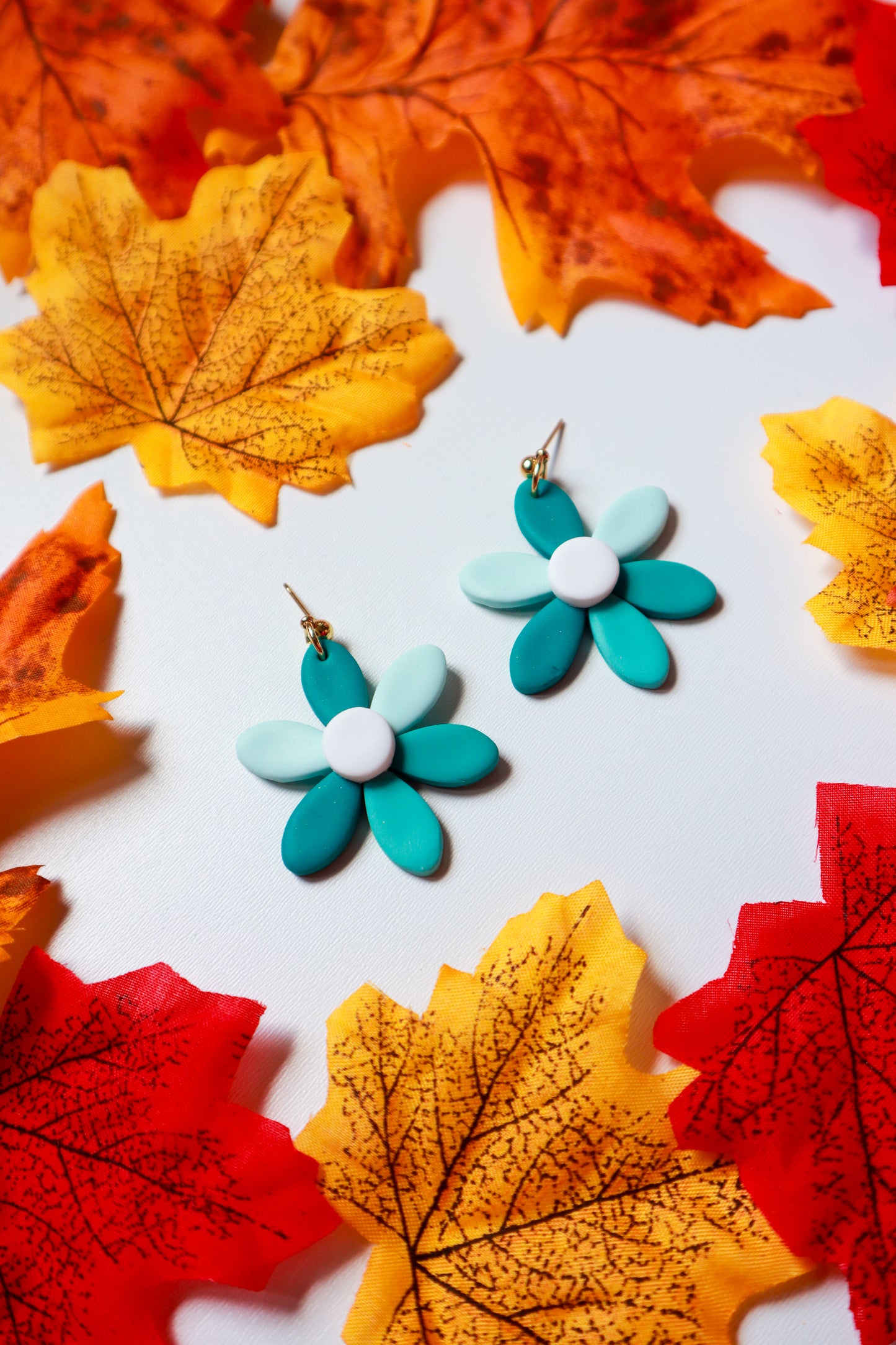 Cvjetovi sa šarenim laticama u zelenom stilu