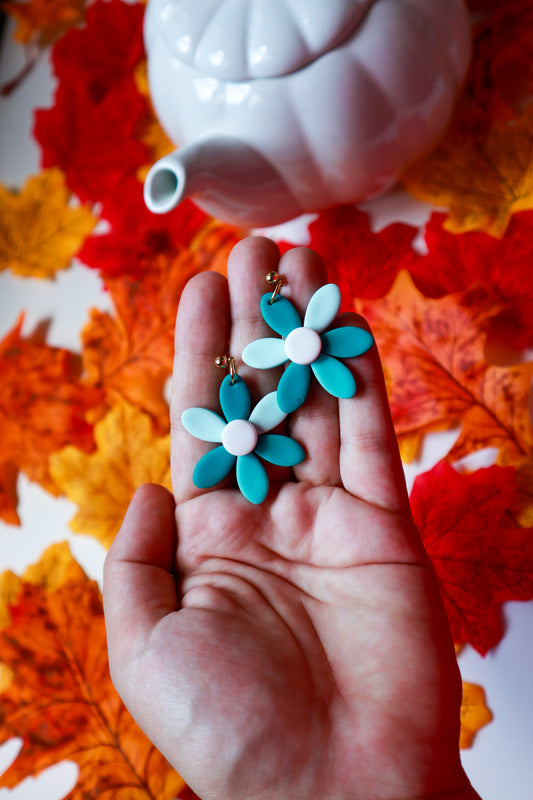 Cvjetovi sa šarenim laticama u zelenom stilu