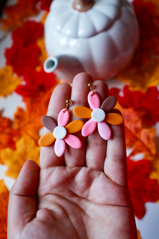 Cvjetovi sa šarenim laticama u rozom stilu