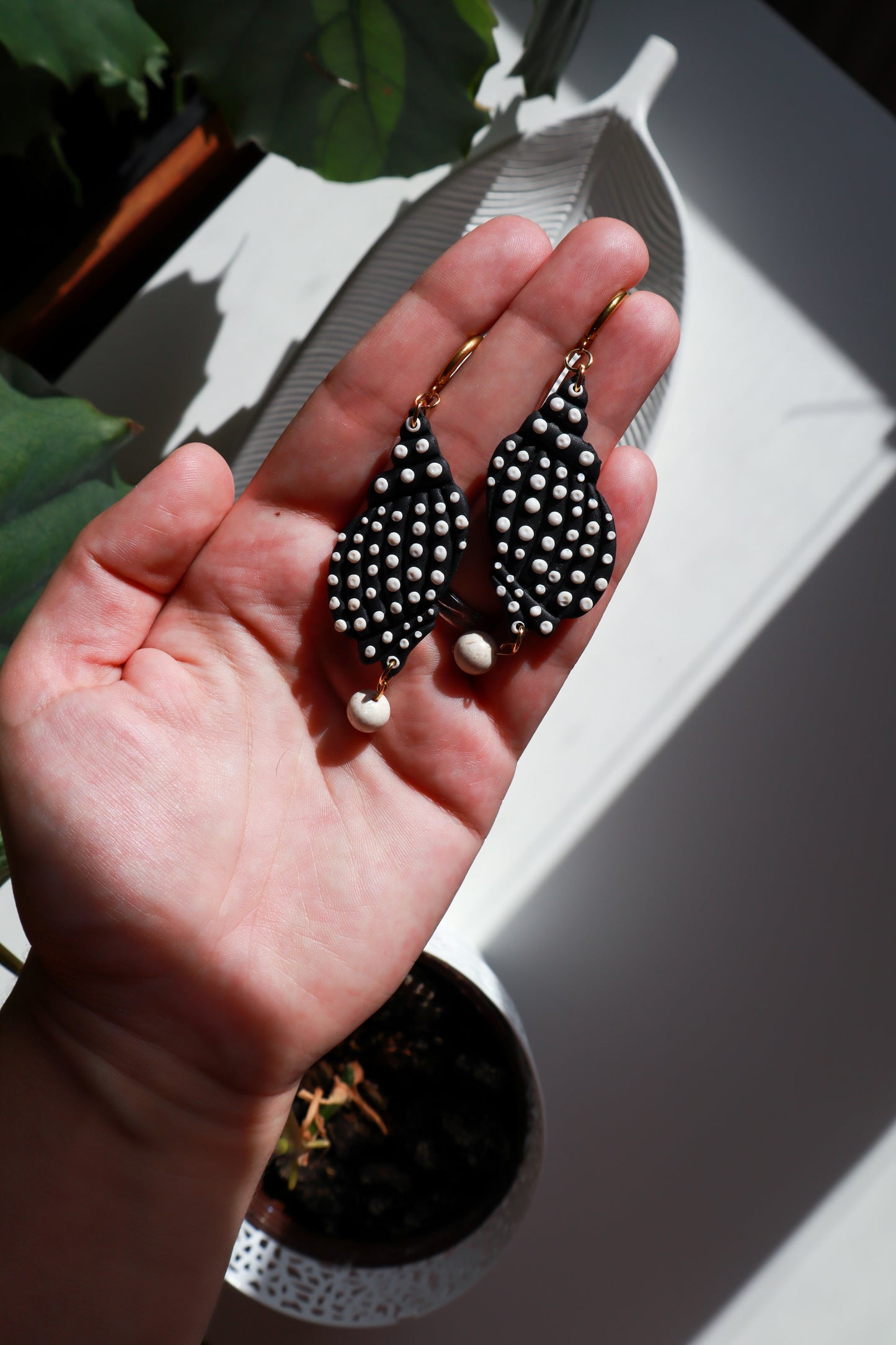 Crne školjke s točkicama i bračkim kamenom - polimerne naušnice