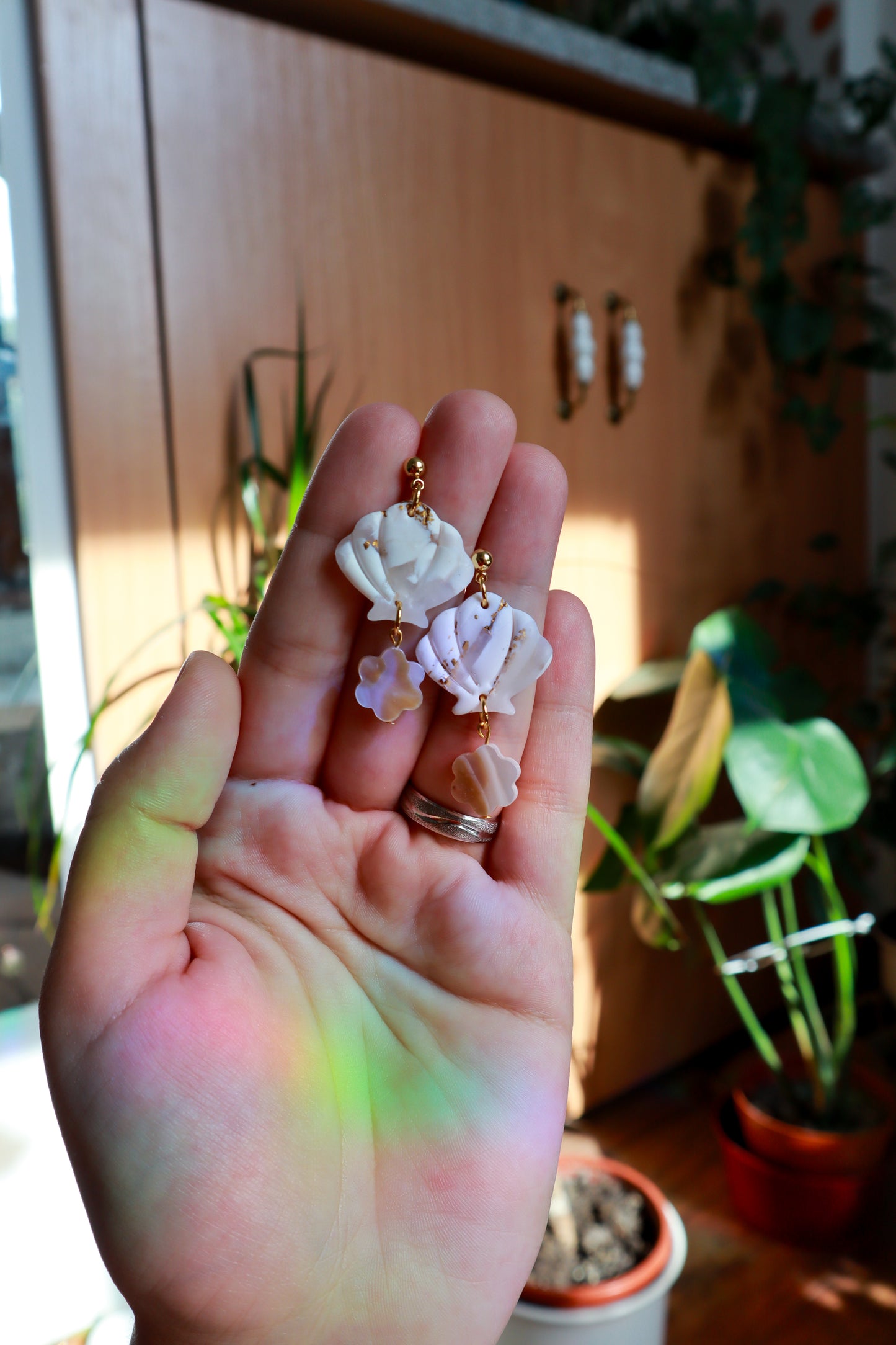 Manje Školjke s biserom u obliku cvijeta - polimerne naušnice